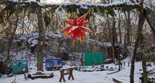 felsentor mit jahrmarktspielen und stern schnee1